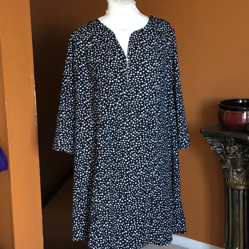 V-neck Polka dot dress.